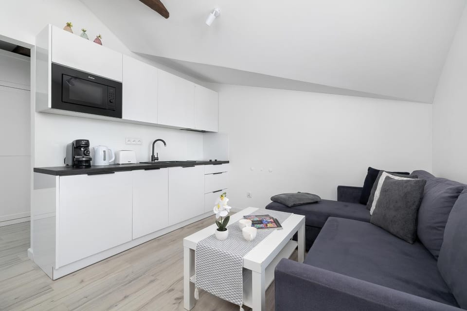 TV and multimedia, Coffee/tea facilities, Kitchen or kitchenette, Living room, Seating area