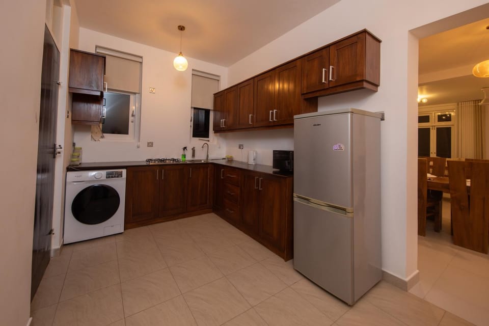 Kitchen or kitchenette, minibar, oven, stove, washing machine