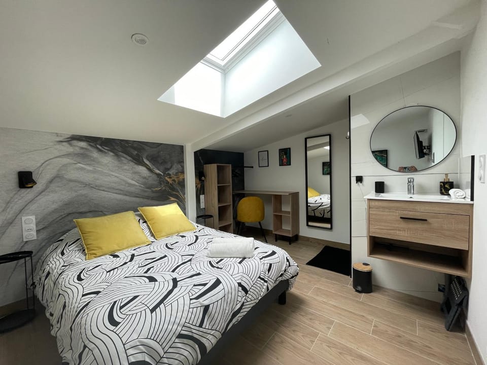 Bed, Photo of the whole room, Bedroom, wardrobe