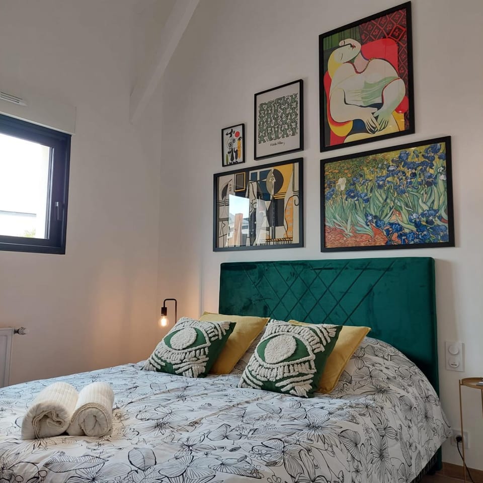 Bed, Photo of the whole room, Decorative detail, Bedroom, towels