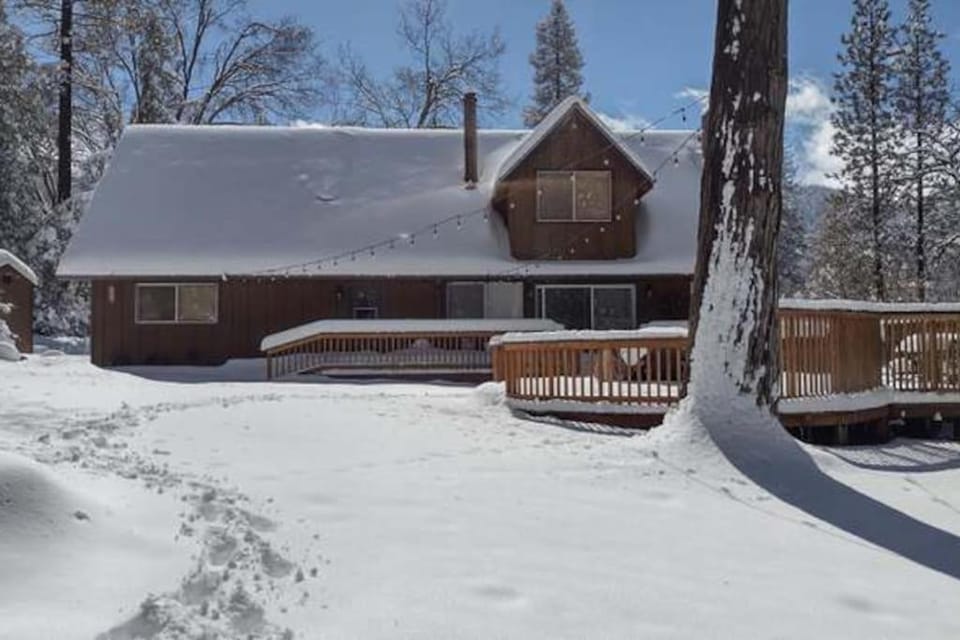 Sequoia Retreat- Spacious Cabin, Hot tub, & Sundeck Cabin in Sierra Nevada
