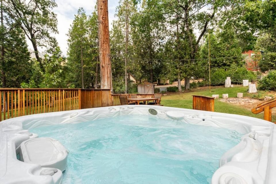 Sequoia Retreat- Spacious Cabin, Hot tub, & Sundeck Cabin in Sierra Nevada