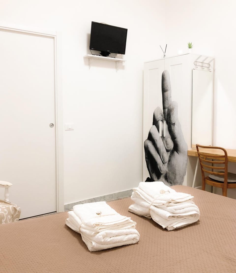 Bed, TV and multimedia, Bedroom, Inner courtyard view, towels, wardrobe