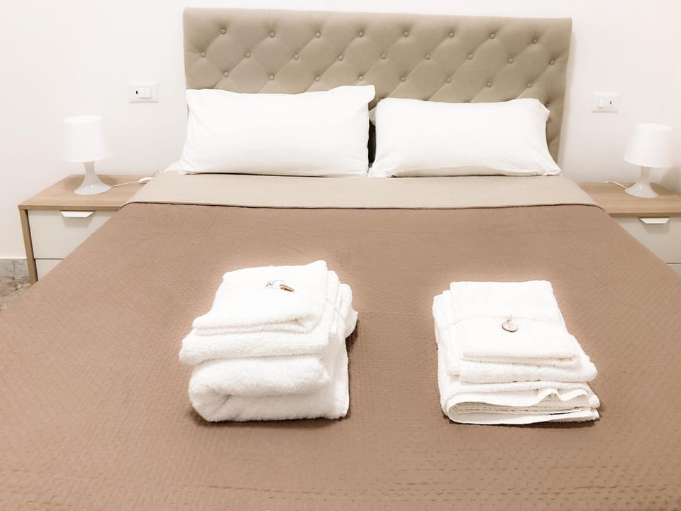 Bed, Bedroom, towels