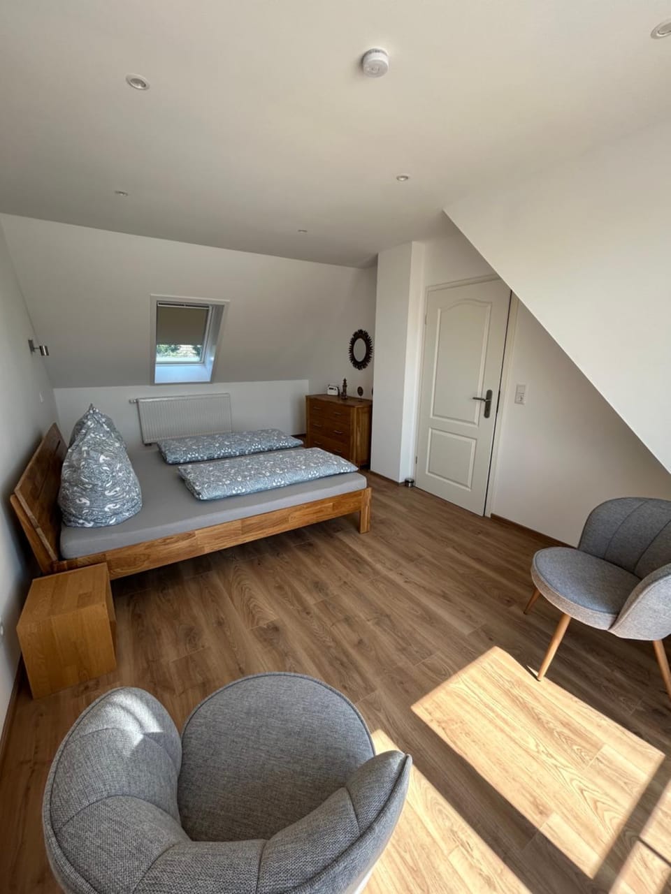 Photo of the whole room, Bedroom