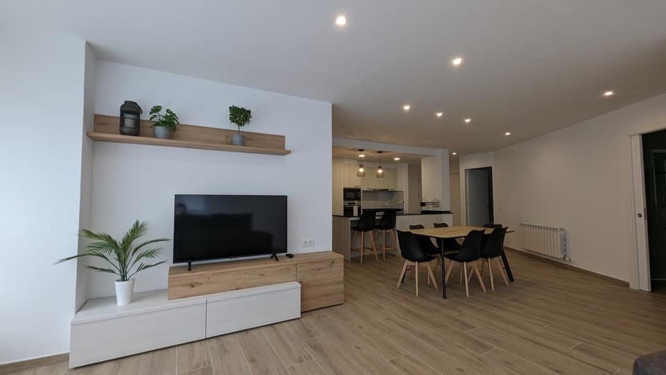 TV and multimedia, Living room, Seating area, Dining area