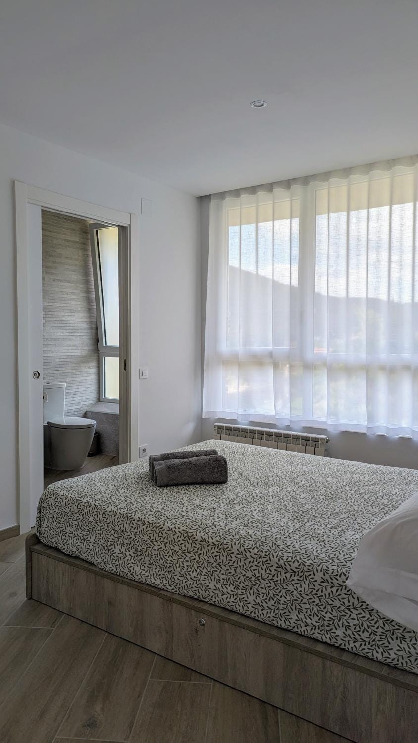 Bed, Bedroom, towels