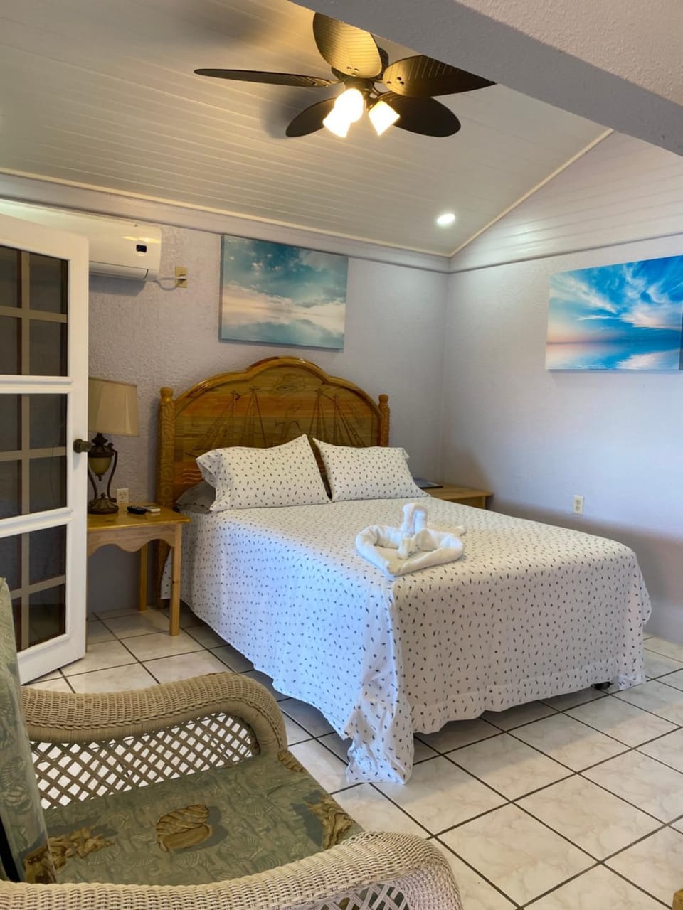 Bed, Photo of the whole room, Decorative detail, Sea view