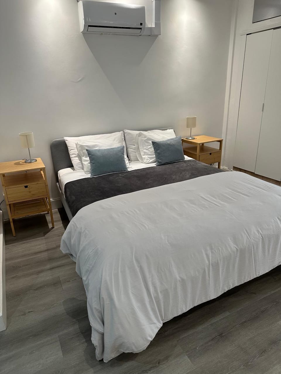 Bed, Photo of the whole room, Bedroom, air conditioner