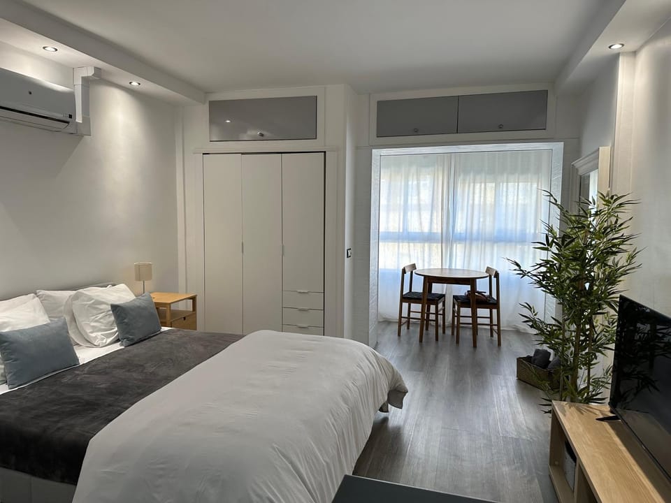 Bed, TV and multimedia, Living room, Photo of the whole room, Seating area, Bedroom, wardrobe, air conditioner