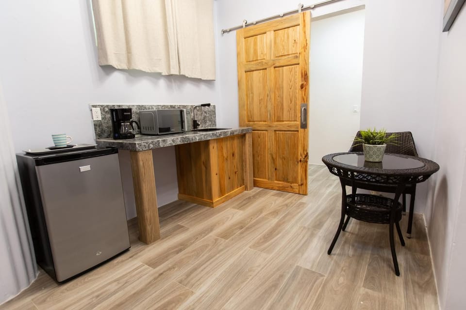 Coffee/tea facilities, Kitchen or kitchenette, Dining area, Facility for disabled guests, minibar