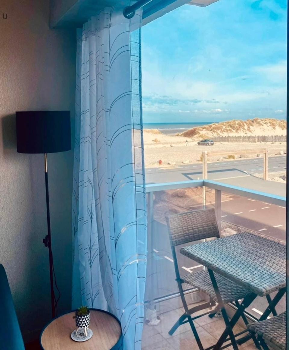 Studio Entre MER ET DUNES avec balcon vue laterale MER 50m plage pour 3 pers wifi ménage compris Apartment in Fort-Mahon-Plage