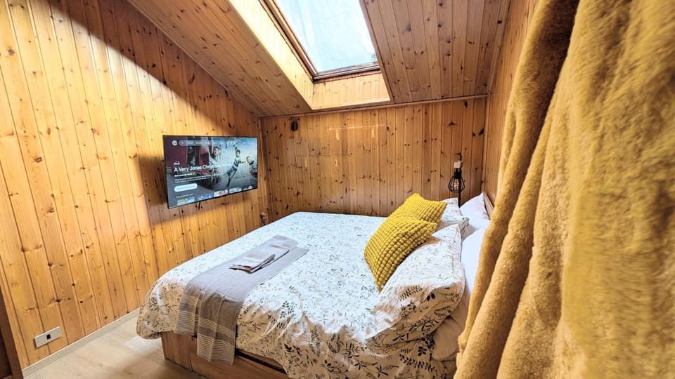 Bed, TV and multimedia, Photo of the whole room, Evening entertainment, Bedroom, towels