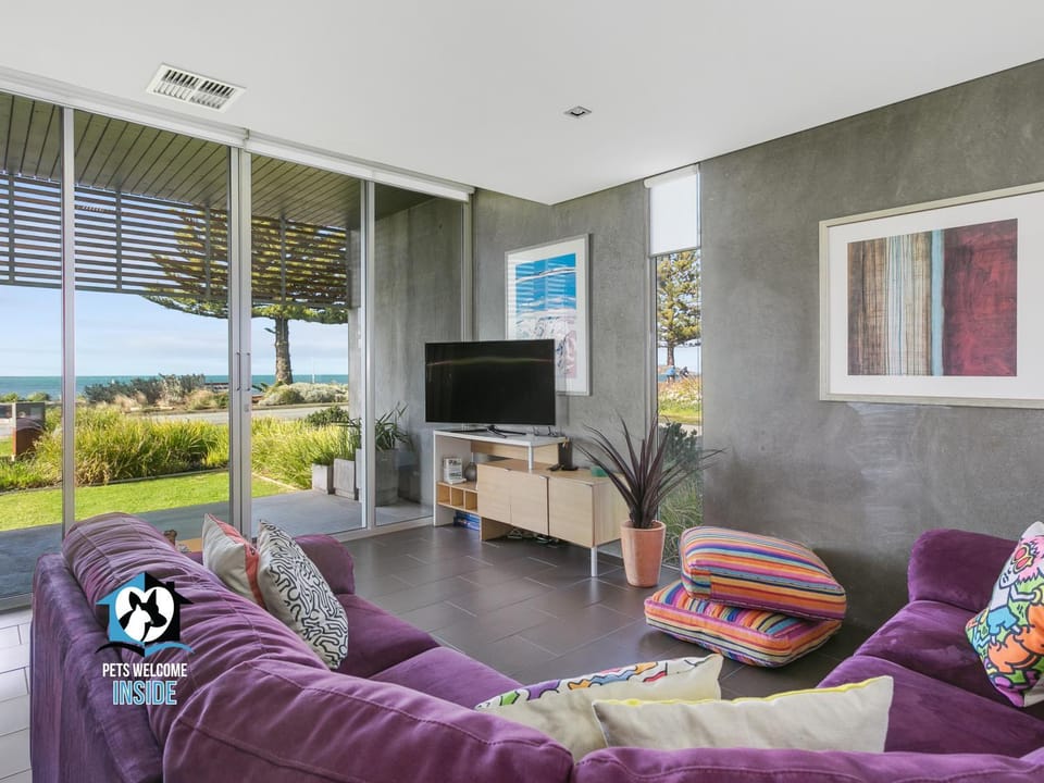Communal lounge/ TV room, Garden, TV and multimedia, Living room, Seating area, Beach, Evening entertainment, Garden view, Sea view, Street view, Family, Family