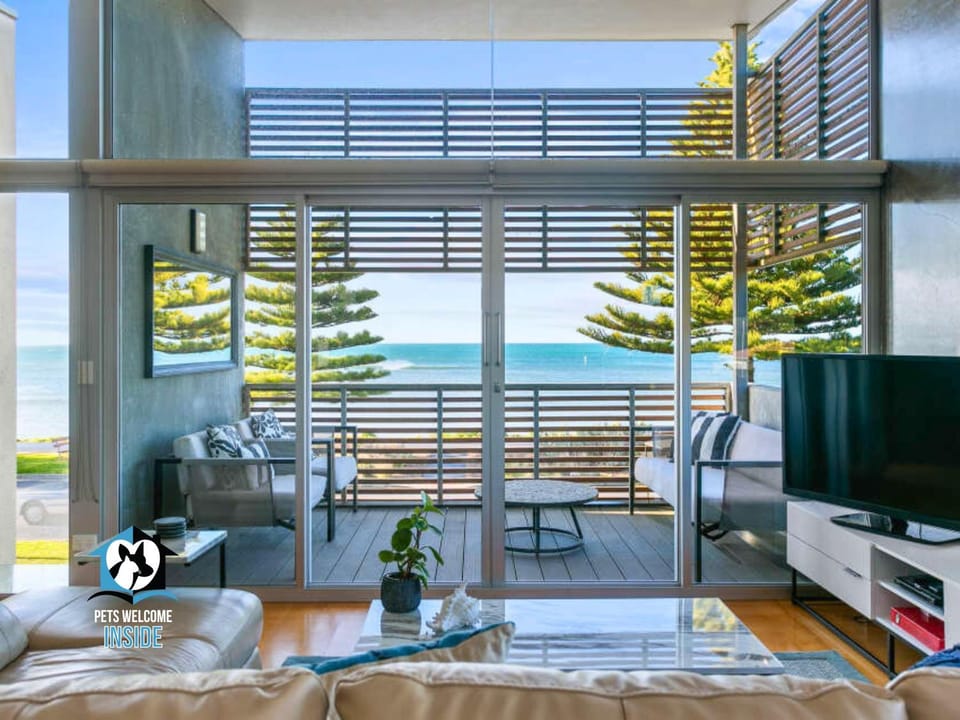 Patio, Communal lounge/ TV room, TV and multimedia, Living room, Decorative detail, Decorative detail, Seating area, Sea view, Sea view, Sunrise, Sunset