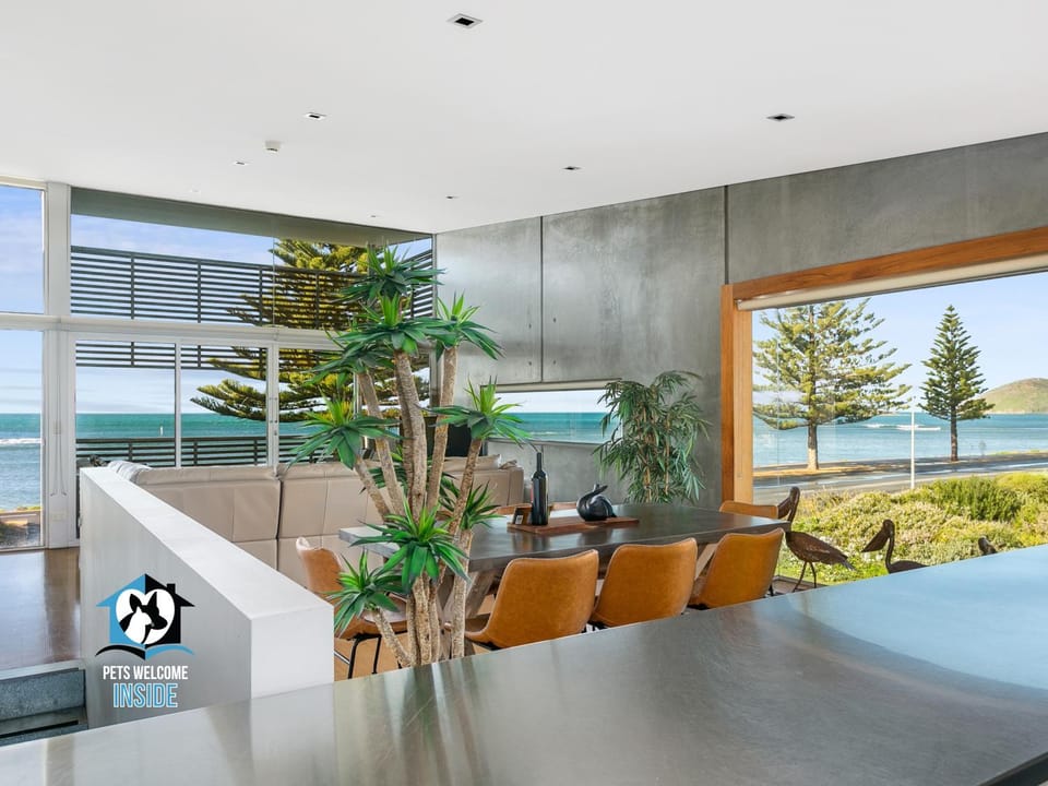 TV and multimedia, Living room, Seating area, Dining area, Sea view, Street view, Dinner