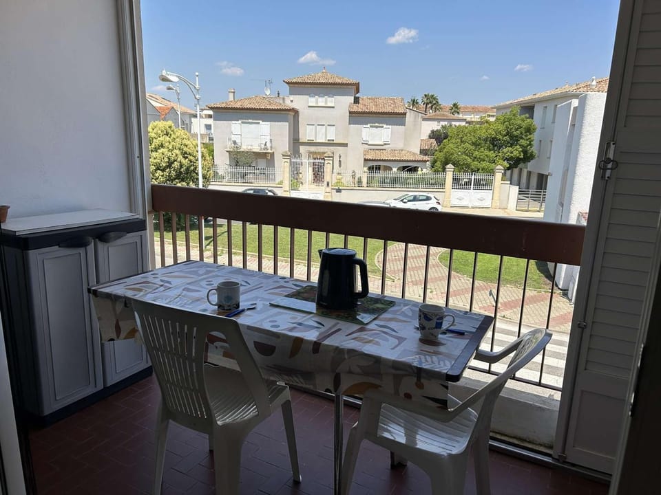 Appartement 2 pièces cabine climatisé avec terrasse et parking privé - 6 couchages - Le Grau-du-Roi - FR-1-250-257 Cabin in Le Grau-du-Roi