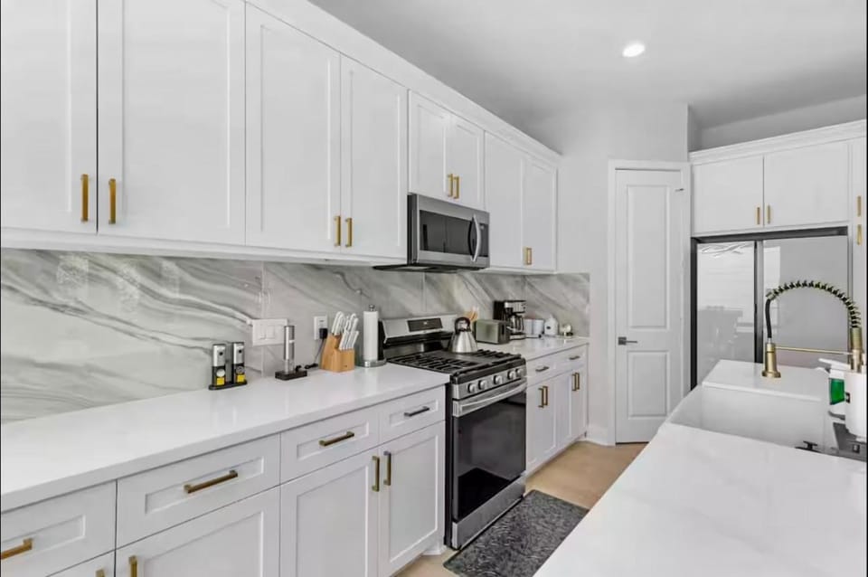 Kitchen or kitchenette, Photo of the whole room, oven, stove, toaster