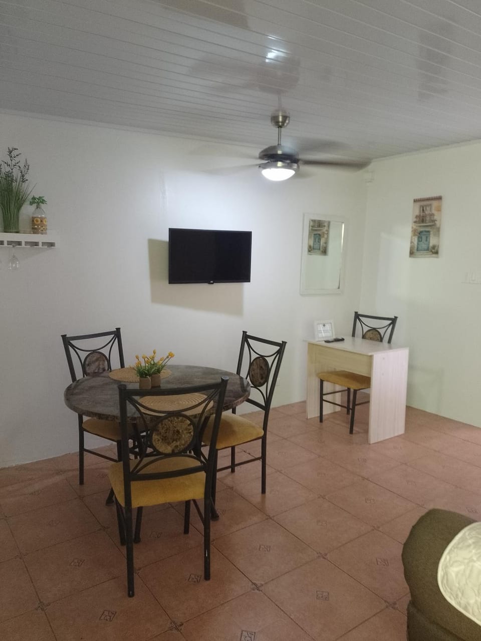 TV and multimedia, Living room, Seating area, Dining area