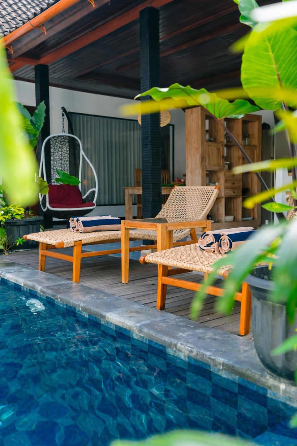 View (from property/room), Balcony/Terrace, Seating area, Pool view, sunbed