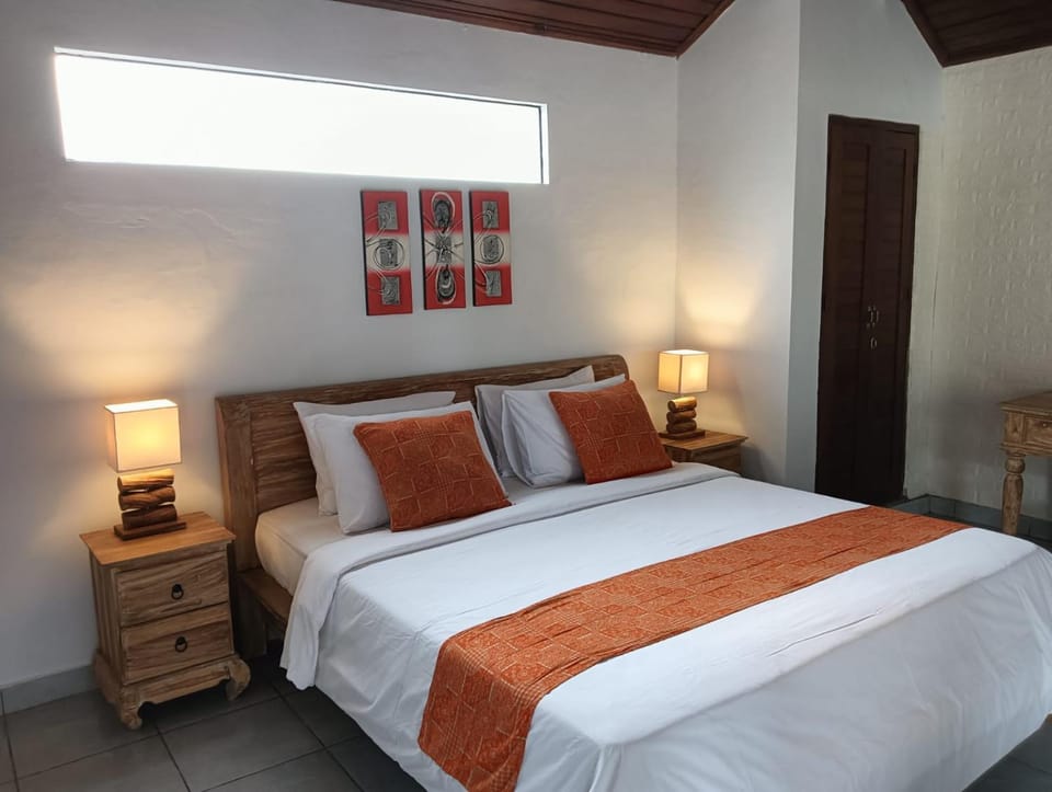 Photo of the whole room, Bedroom, furniture