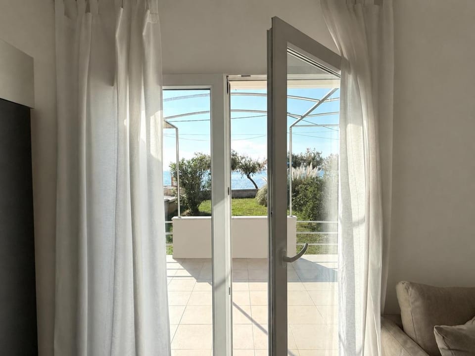 Villa Mateja, Beachfront House Apartment in Zadar County