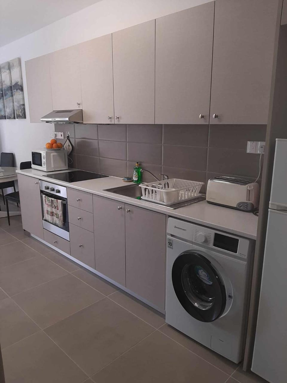 Kitchen or kitchenette, minibar, washing machine