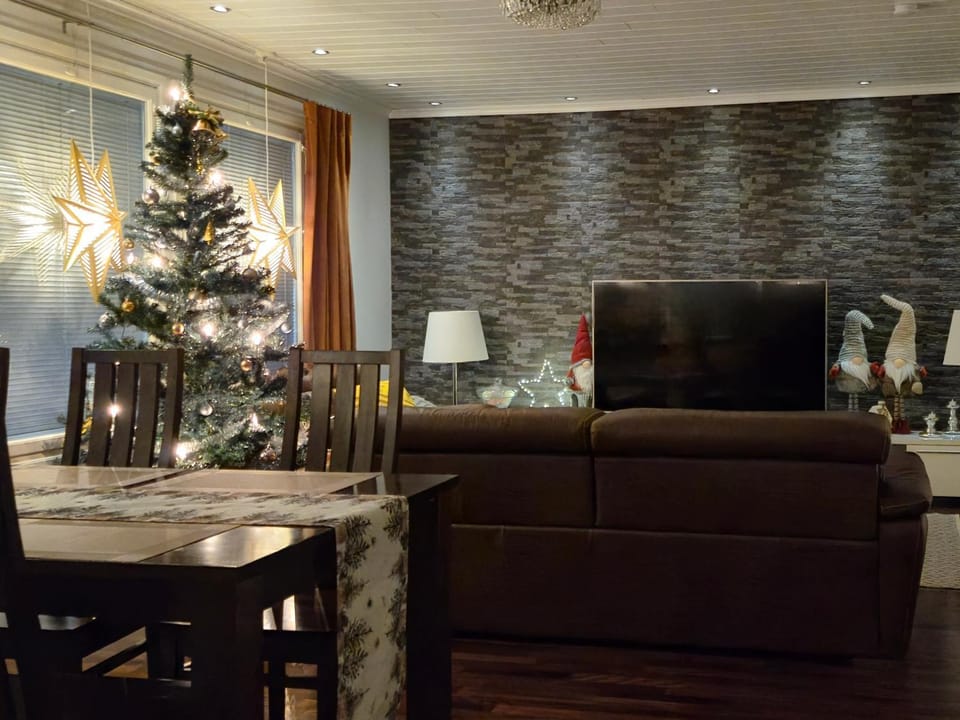 TV and multimedia, Living room, Seating area, Dining area