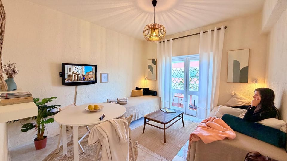 Bed, TV and multimedia, Photo of the whole room, Dining area, Bedroom