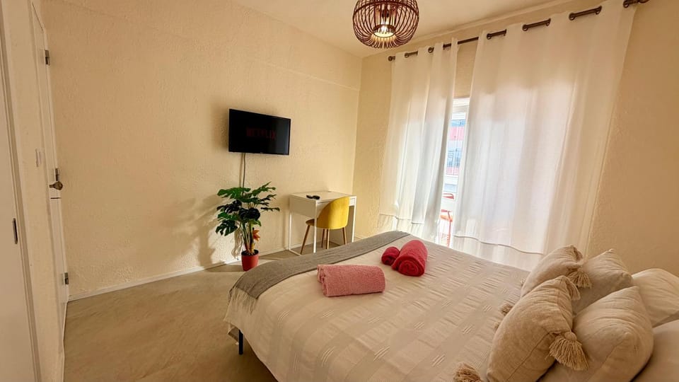 Bed, TV and multimedia, Photo of the whole room, Bedroom, towels