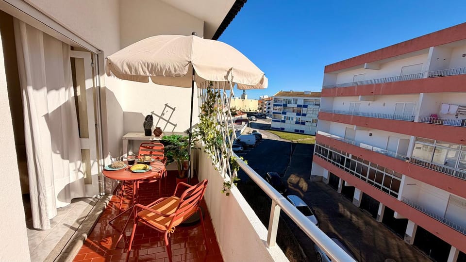 View (from property/room), Balcony/Terrace, Dining area, City view