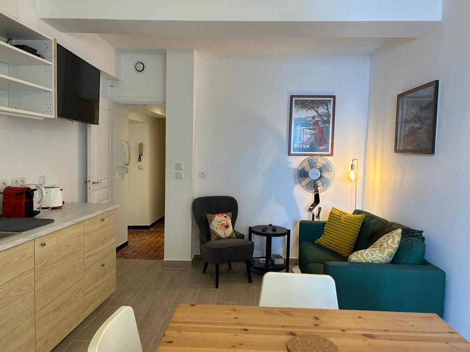 Coffee/tea facilities, Kitchen or kitchenette, Seating area, Dining area