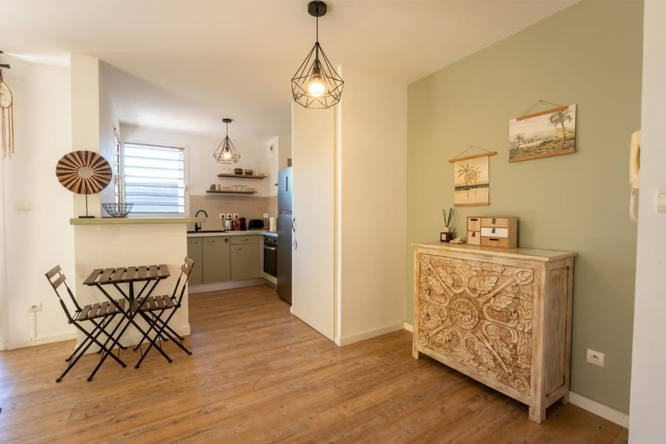 Dining area, minibar