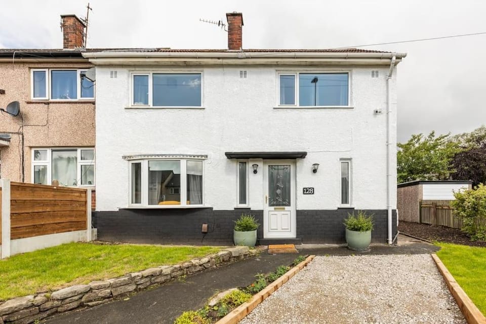 Lookout 5-Bed House in Darwen Blackburn BB1 Free Parking Roadside House in Blackburn