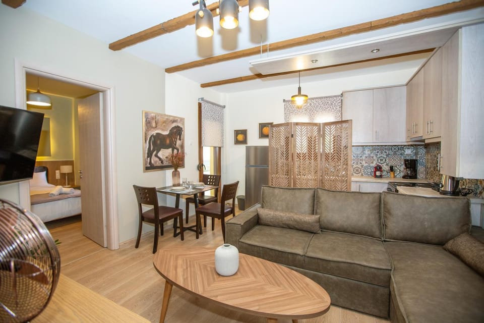 Kitchen or kitchenette, Living room, Seating area, Dining area