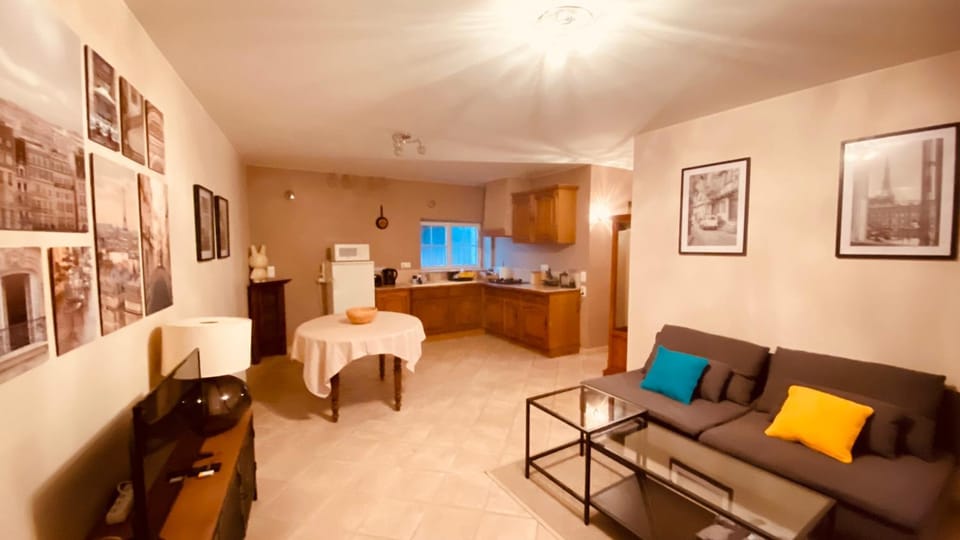 Kitchen or kitchenette, Living room, Seating area, Dining area, hair dresser