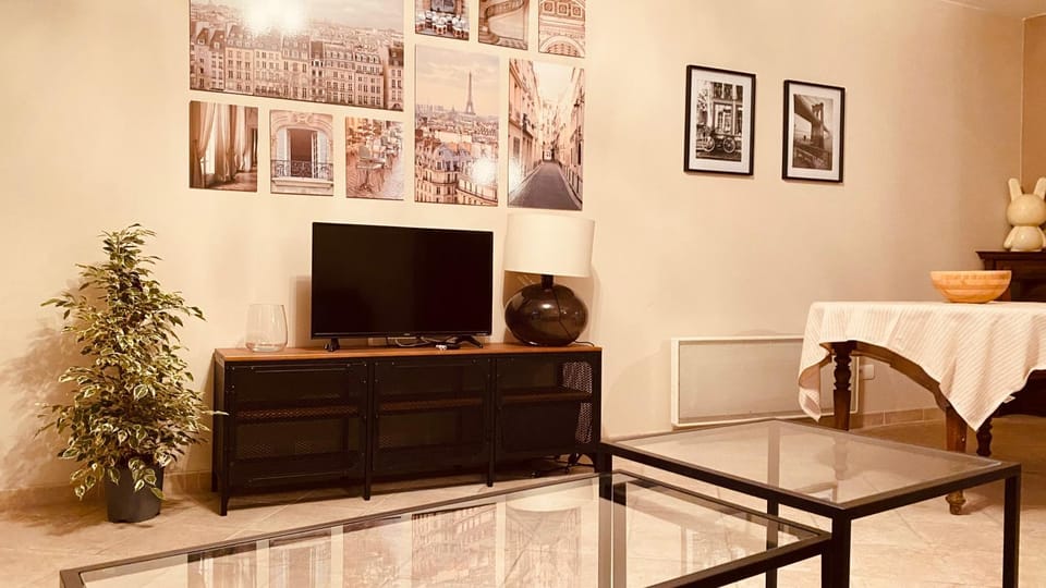 Communal lounge/ TV room, TV and multimedia, Living room, Seating area