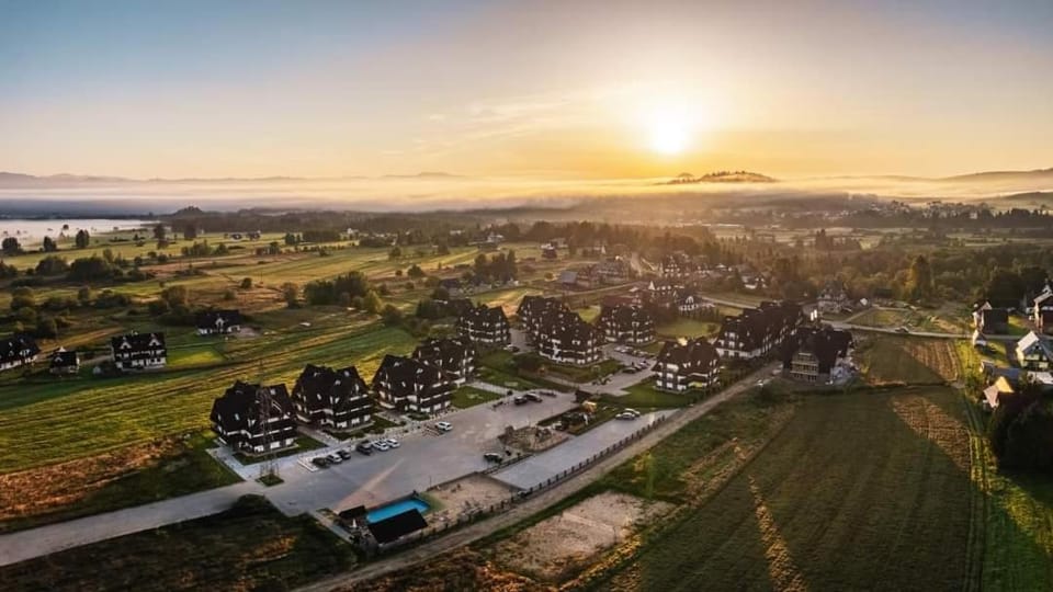 Neighbourhood, Mountain view, River view