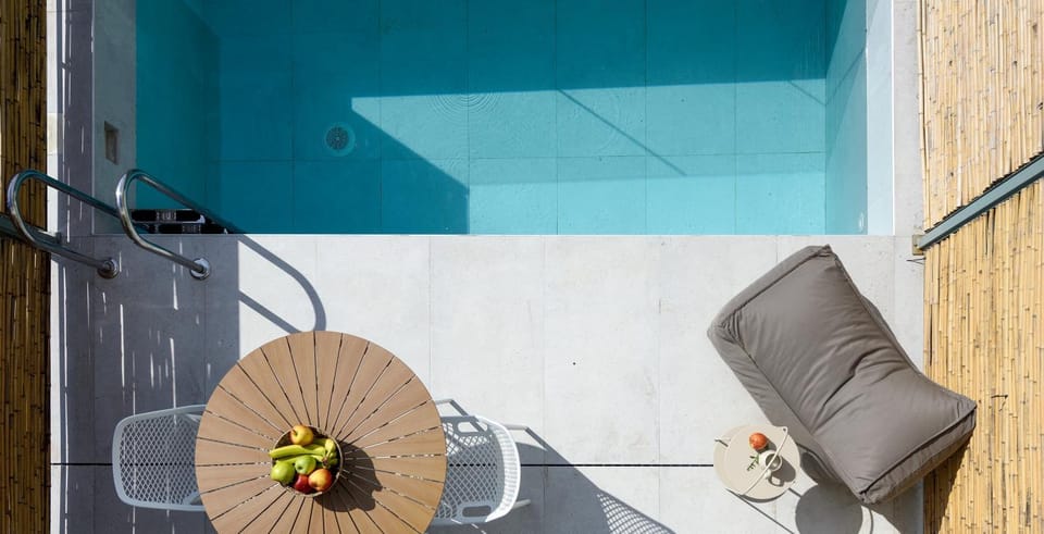 Pool view, Swimming pool, sunbed