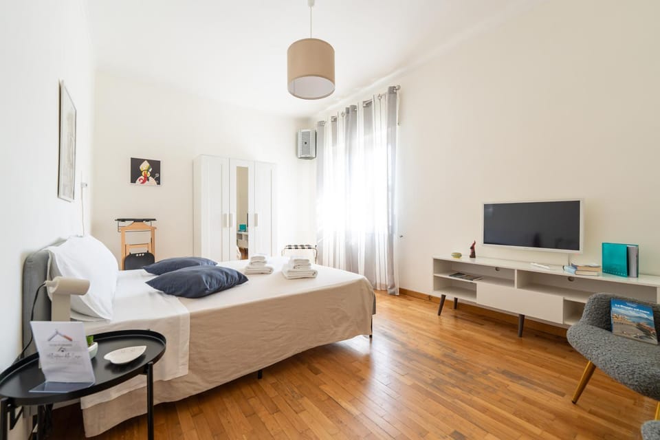 Bed, TV and multimedia, Photo of the whole room, Bedroom