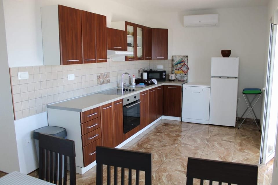 Kitchen or kitchenette, Dining area, dishwasher, minibar, pet friendly, stove