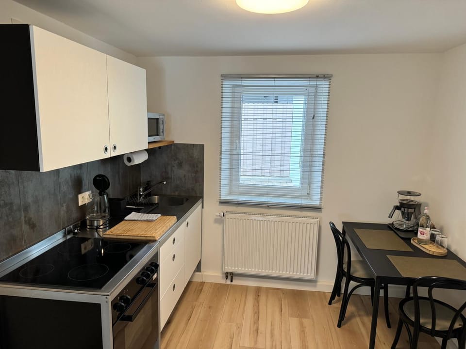 Kitchen or kitchenette, Dining area, oven, stove