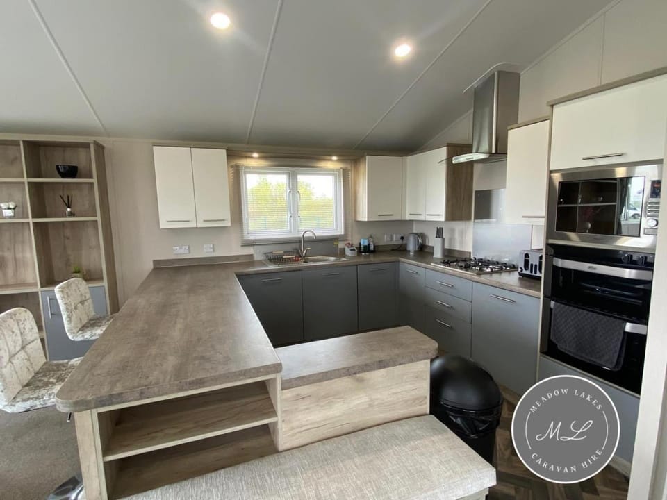 The Retreat 22 - Hot Tub Lodge, pet friendly, WiFi - Golden Palm Resort - Meadow Lakes Caravan & Lodge Hire Apartment in Chapel Saint Leonards