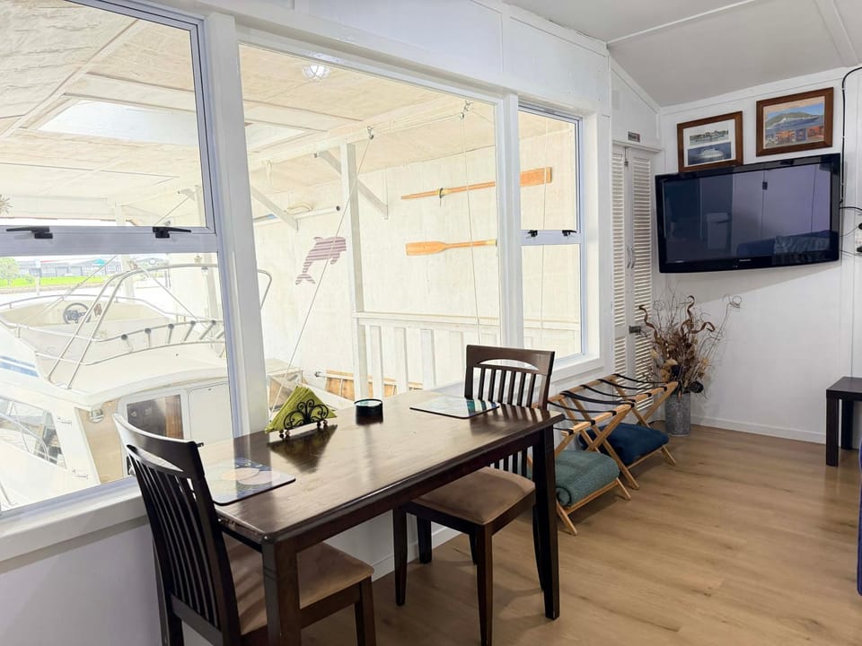 On the water boat House Apartment in Whangārei