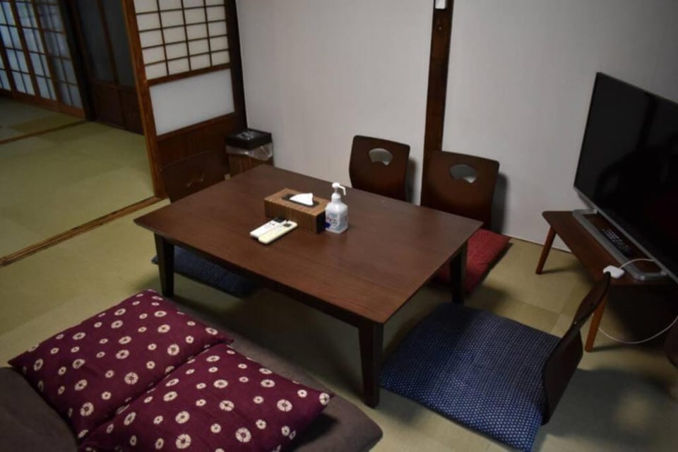 TV and multimedia, Living room, Seating area, Evening entertainment