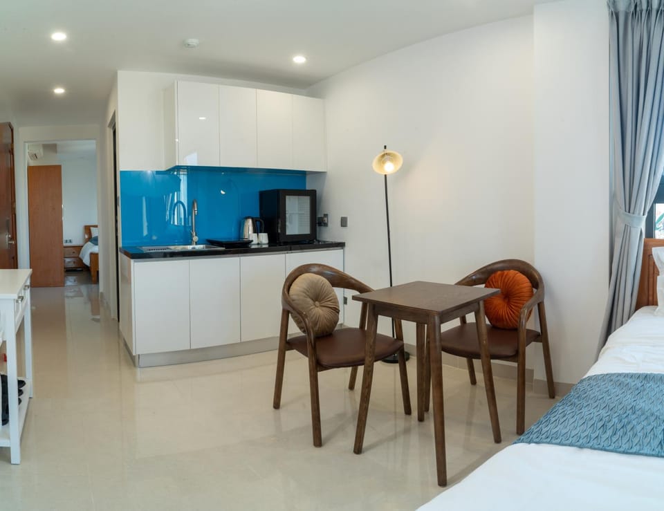 Kitchen or kitchenette, Seating area, Dining area, oven, stove