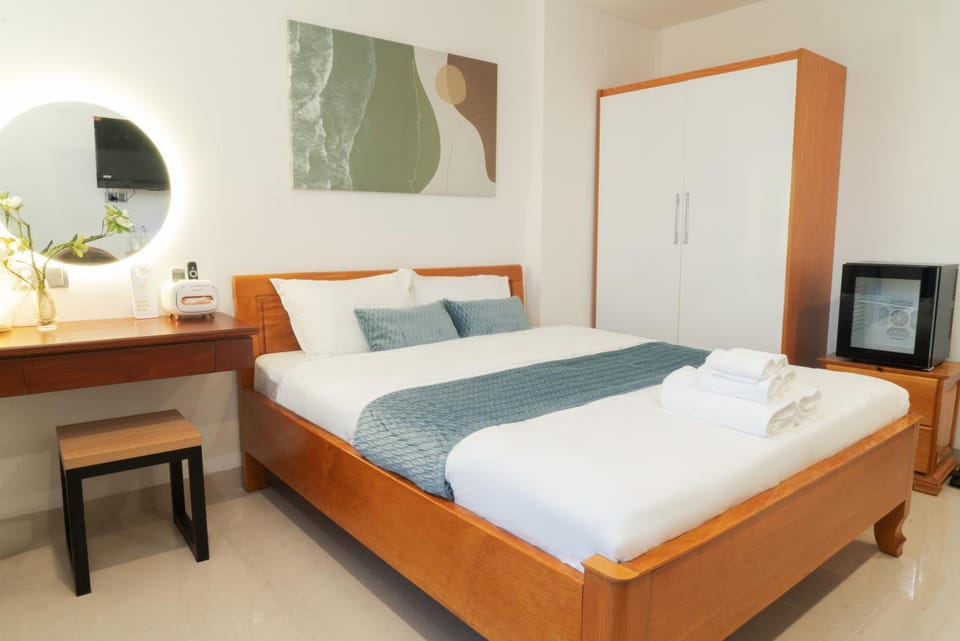 Bed, Seating area, Bedroom, wardrobe