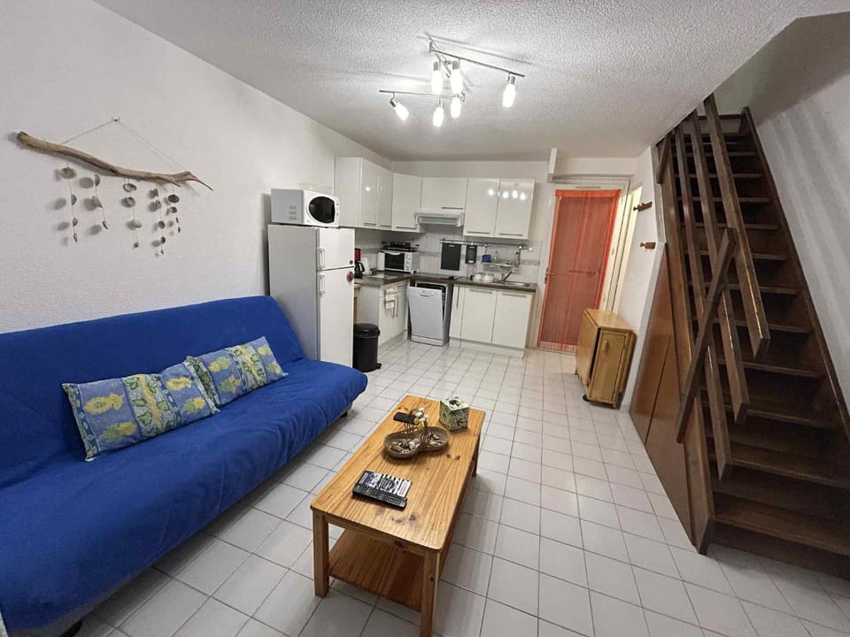 Kitchen or kitchenette, Seating area, oven, stove