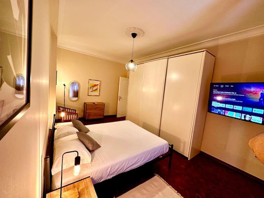 Bed, TV and multimedia, Photo of the whole room, Evening entertainment, Bedroom, wardrobe