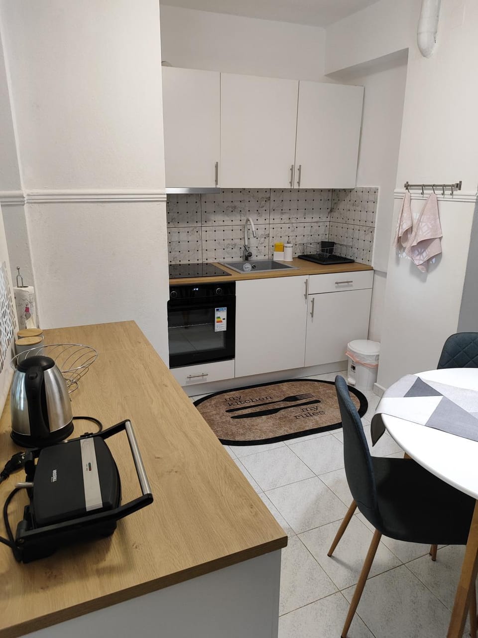 Kitchen or kitchenette, Dining area